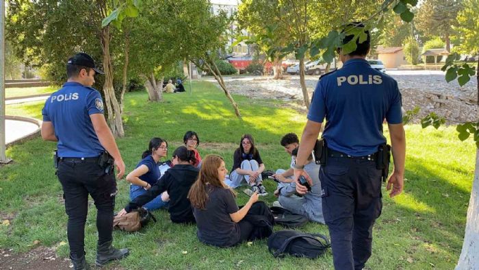 Polis ekiplerinden Mimar Sinan Parkna sk denetim