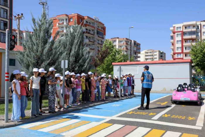 Diyarbakrda rencilere trafik eitimi