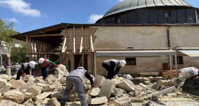 Depremde hasar gren tarihi yaplarn kitabeleri molozlardan ayrtrlarak belgeleniyor