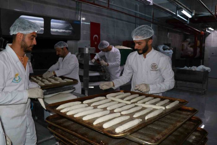 Haliliye Belediyesi rettii ekmekleri sofralara ulatryor