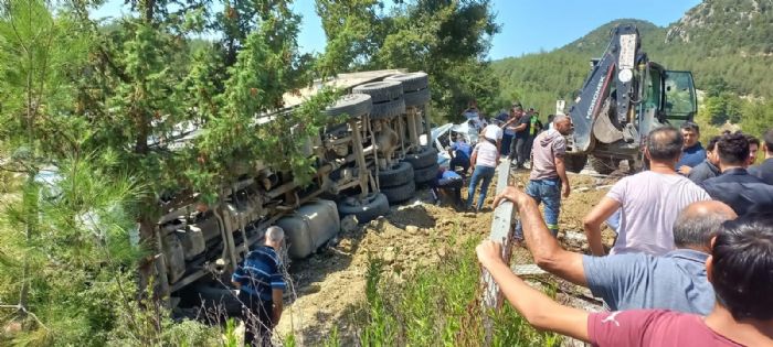 Freni patlayan kamyon kalabaln arasna dald: 5 l, 25 yaral