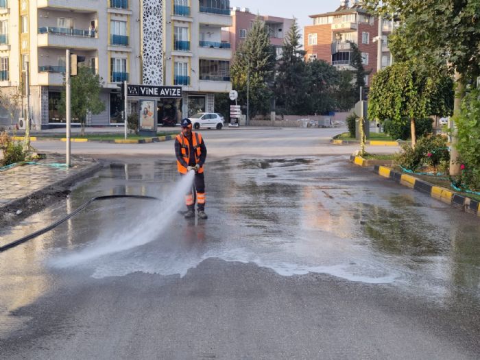 Belediye Ekipleri Temizlik almalarna Devam Ediyor