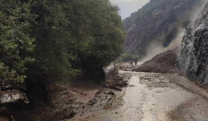 Toprak kaymas sonucu kapanan yol yeniden ald