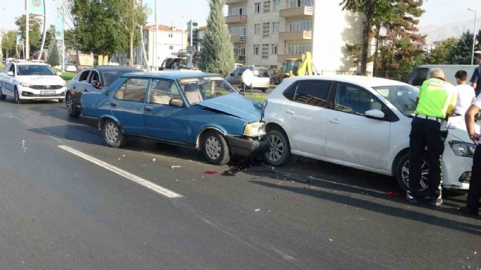 Otomobil ile arpan Tofata nemli hasar meydana geldi