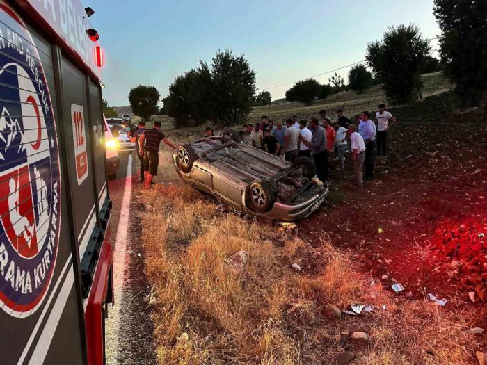 Adyamanda kontrolden kan otomobil tarlaya utu: 3 yaral