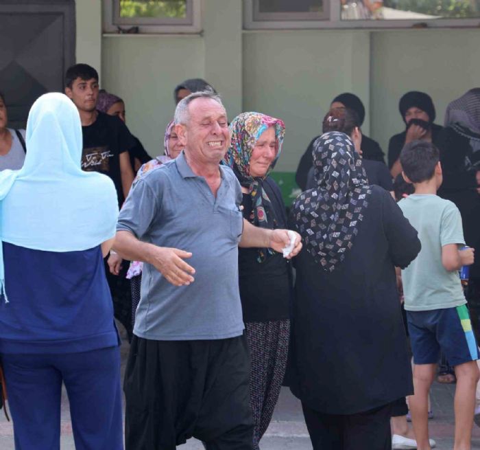 Gle den otomobilde can veren anne, baba ve iki kardein cenazesi kylerine uurland