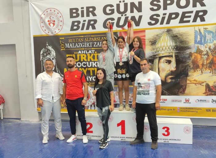 Sporcu zlem Yanak, Muaythaide birinci oldu