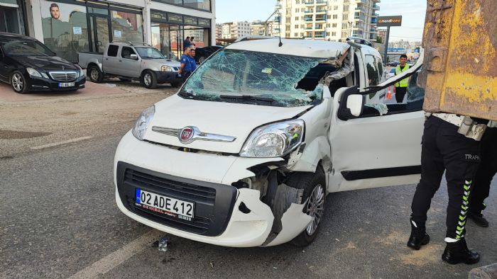 Adyamanda kamyon ile hafif ticari ara arpt: 2 yaral