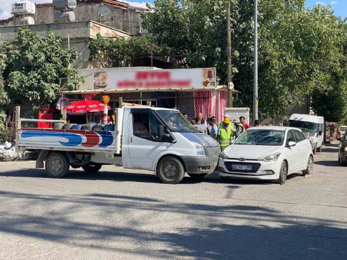 Kamyonet kasasndan otomobilin zerine utular: 2 yaral