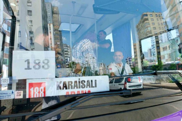 Karaisalda otobs durana yaz yazarak Zeydan Karalardan yeni otobs isteyen ile halknn arzusu yerine getirildi