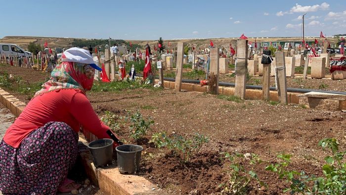 Mezarlkta bayram hazrlklar devam ediyor