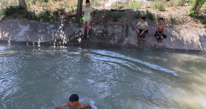 ocuklar serin olduu iin sulama kanaln tercih ediyor