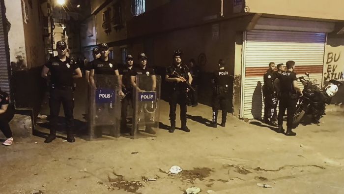 Gaziantep'te husumetli aileler arasnda silahl kavga: 1'i polis 15 yaral