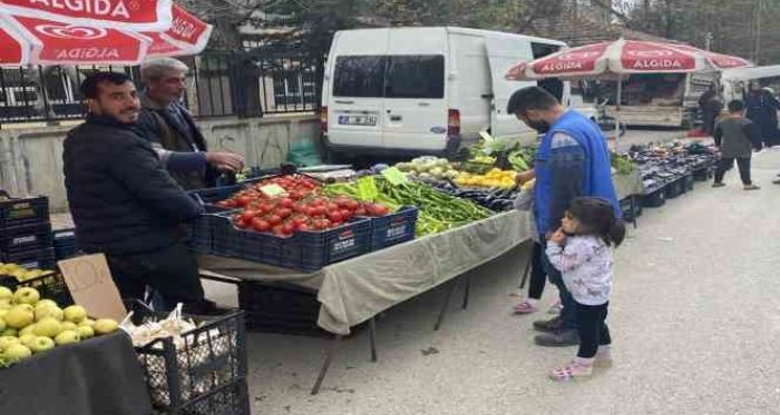 Depremzedeler semt pazarlarnda alveri yapmaya balad