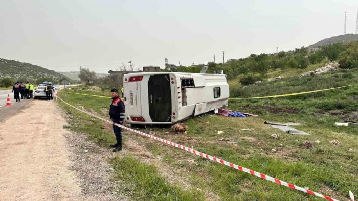 Gaziantepte yolcu tayan midibs devrildi: 1 l, 7 yaral