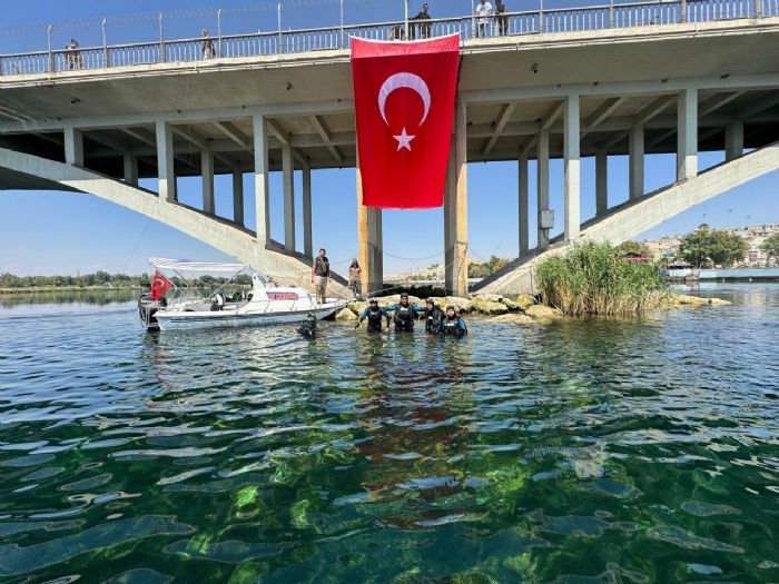 Dalglardan Frat Nehrinde Trk bayrakl 30 Austos kutlamas