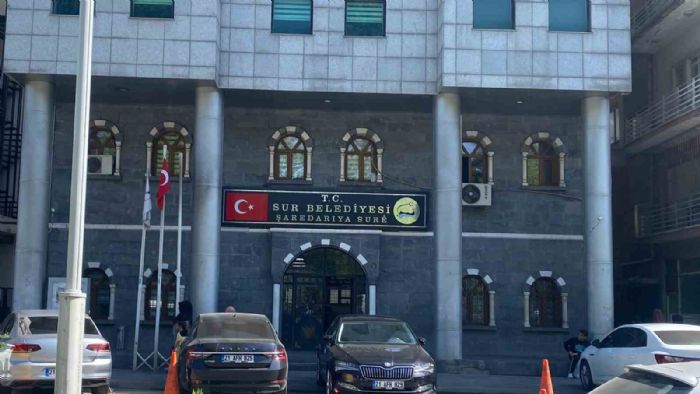 Sur Belediyesinde Atatrk ve Cumhurbakan Erdoann fotoraflarna ynelik hakarete ilikin soruturma