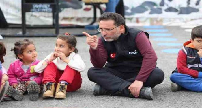 Vali Gkmen iek, Adyaman'da depremzede ocuklarn oyun davetini krmad