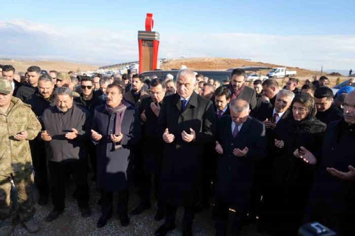 Bakan Ersoy depremde hayatn kaybedenleri mezar banda and