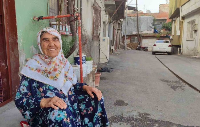 83 yandaki Fatma teyze her gn evinin nn sprerek rnek oluyor