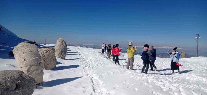 Taylandl turistler Nemrutun zirvesinde