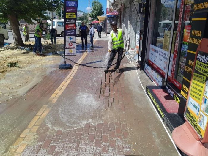 Glba Belediyesi, cadde ve sokaklar temizliyor