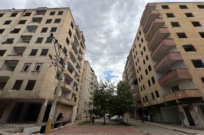 Diyarbakrda hasarl binalar yklmay bekliyor