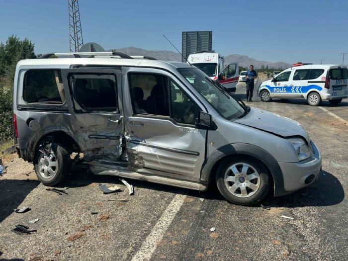 Malatyada otomobil ile hafif ticari ara arpt: 6 yaral