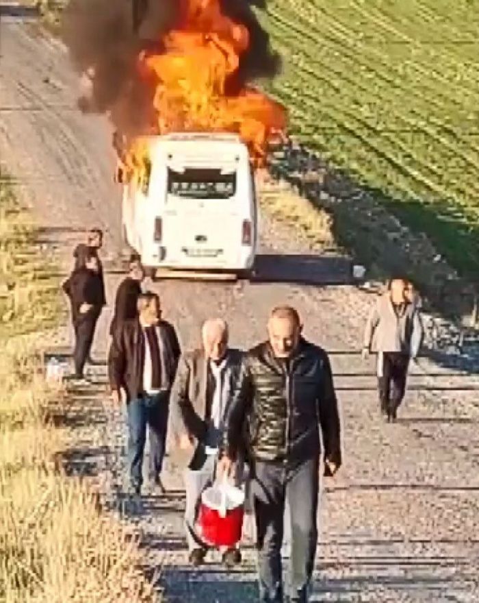 Alev alev yanan minibsten yolcular kendilerini dar att  