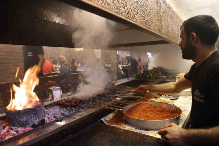 Diyarbakrda scak havaya ramen ocakbanda cier yemek tercih ediliyor