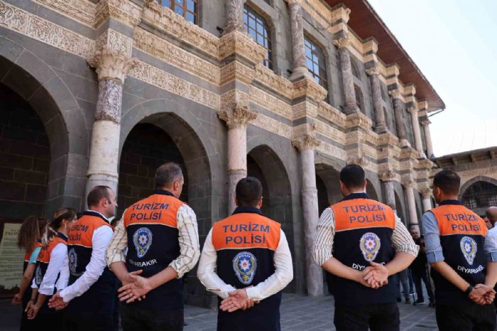 Diyarbakrda Turizm Polisi 5 dilde ziyaretilerle ilgileniyor