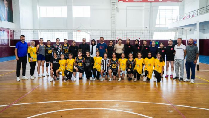 Adyamanl gen sporcular Filenin Sultanlarna zenerek voleybola balad 