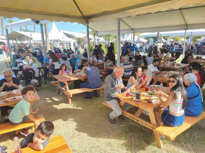 Festivalin en minik ziyaretisi Adana kebab ile avutuldu