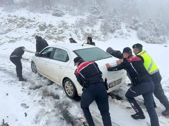 Mahsur kalan retmenleri jandarma kurtard