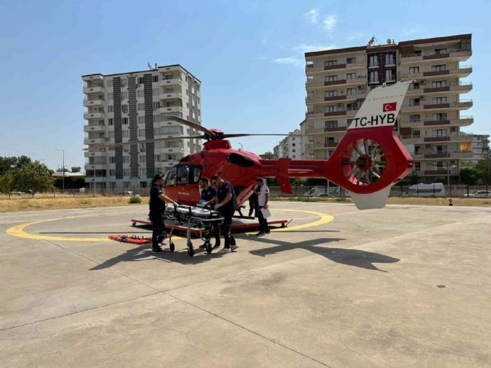 Trafik kazasnda yaralanan kadn, ambulans helikopterle hastaneye sevk edildi