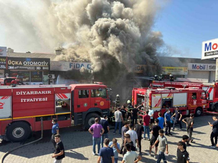 Diyarbakrda 3. Sanayi Sitesinde kan yangna mdahale almalar devam ediyor