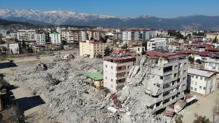 Depremde yklan ve 25 kiiye mezar olan bina ile ilgili eksik ve hatal proje iddias  