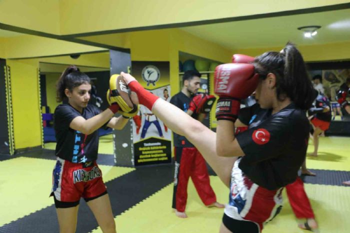 Diyarbakrda ailelerinin desteini alan kadn kick boksular Dnya Kupasna hazrlanyor