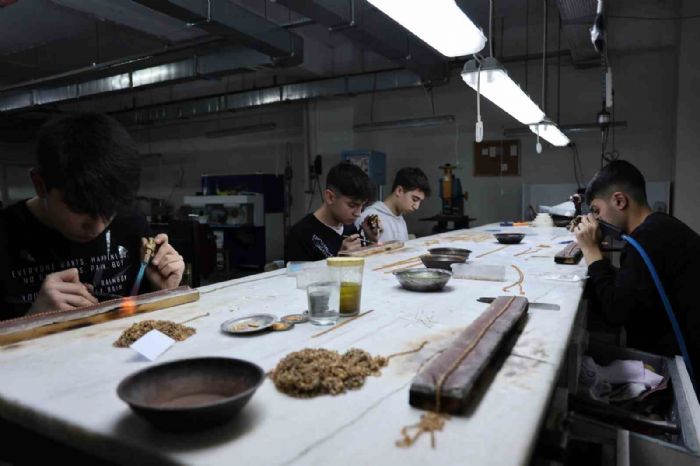 Okulu brakan ocuklar altn ileyerek sanat reniyor