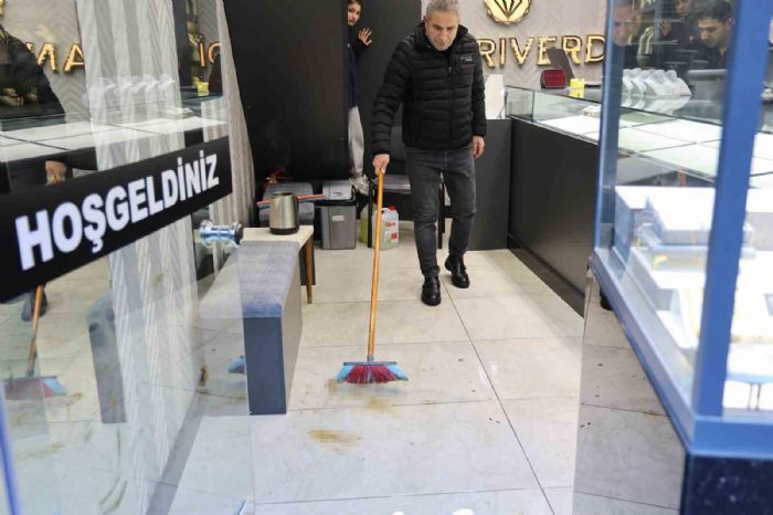 Kuyumcu kadn hrszlar iyerine kilitleyip yakalatt