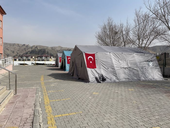 Okul bahçesindeki çadırda Destekleme Yerleştirme Kursları devam ediyor