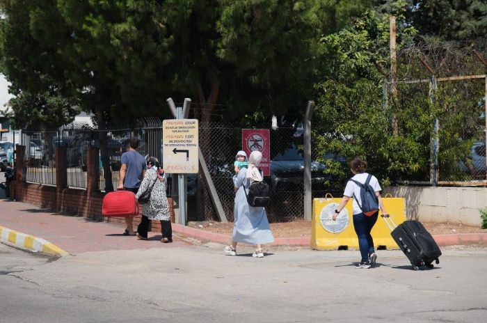 Adanada vatandalar havalimannn yolcu uuuna kapatlmasn istemiyor