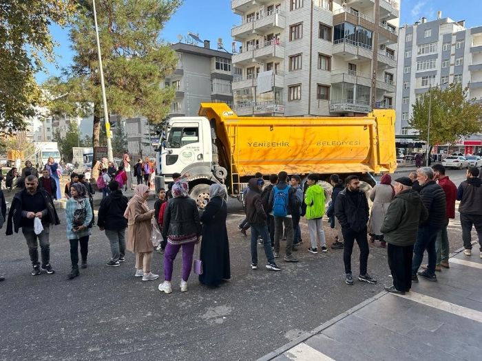 Diyarbakrda yolun karsna gemeye alan kadna kamyon arpt