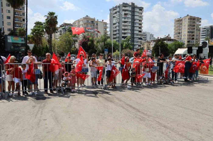 Adanada Zafer Bayramnda scak nedeniyle alan bo kald