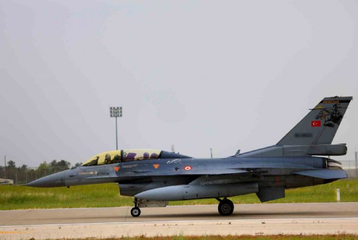 F-16lar, pilotlarn kumandasnda vatan koruyor