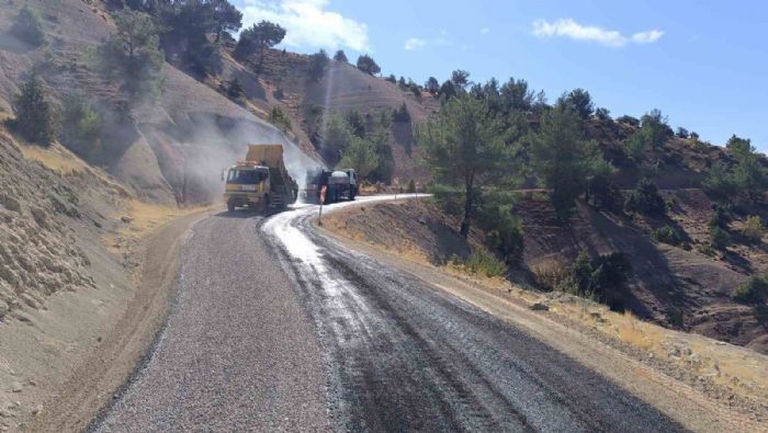 Pazarck krsalnn yolu bykehir belediyesi ile yenileniyor