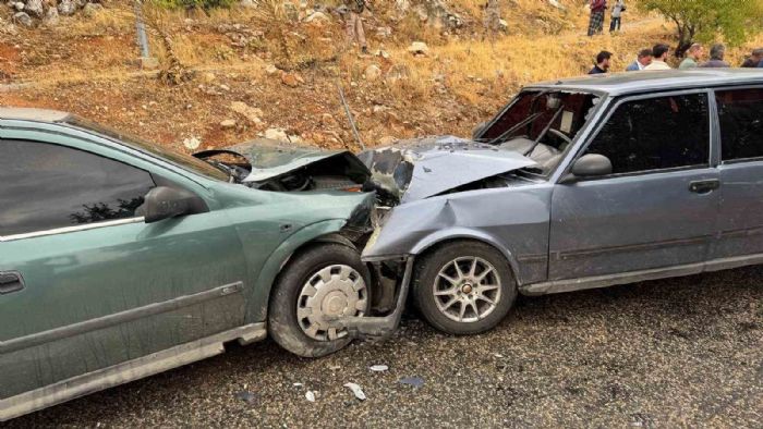 Adyamanda iki otomobil kafa kafaya arpt: 4 yaral