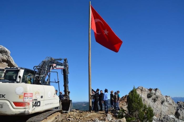 Saimbeyli kurtulu etkinliklerine bayrak dikerek balad