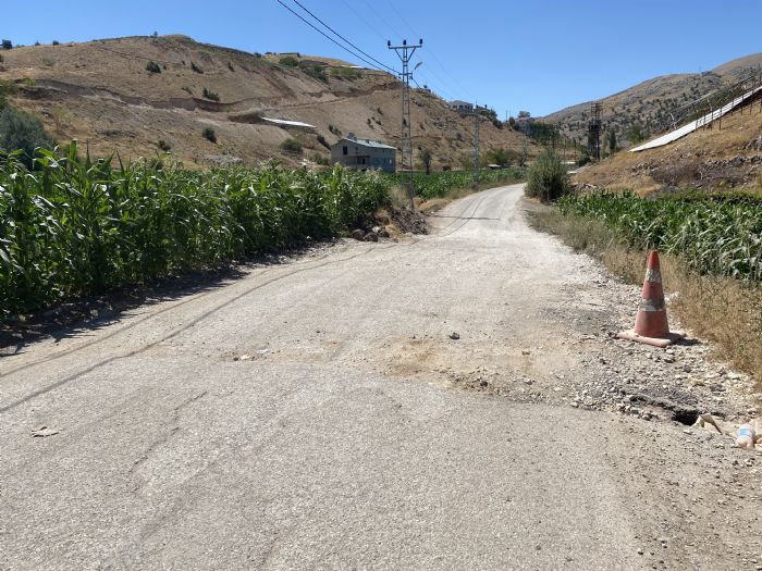 Depremde hasar alp onarlmayan yol tepkilere neden oluyor