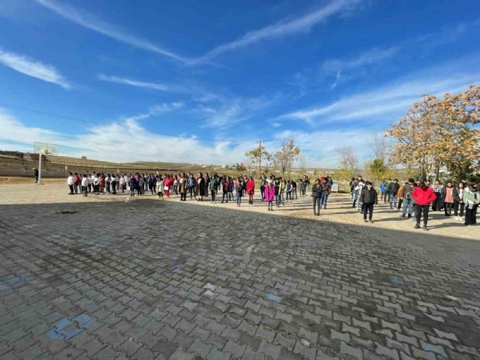 Diyarbakrda renciler Filistin iin Aksa ocuk Mar ve Kardan Aydnlk ezgisini seslendirdi